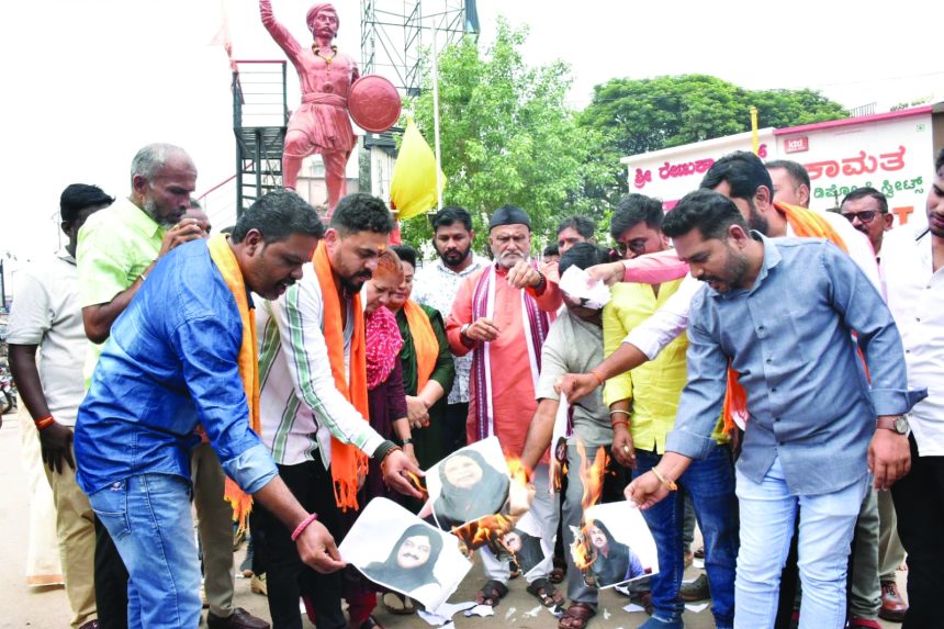 ಮತ್ತೆ ಹಿಜಾಬ್ ಕಿಡಿ 2022ರ ವಸ್ತ್ರ ಸಂಹಿತೆ ಆದೇಶ ಹಿಂಪಡೆದ ರಾಜ್ಯ ಸರ್ಕಾರ ವಿಪಕ್ಷಗಳು, ಹಿಂದೂಸಂಘಟನೆಗಳ ಆಕ್ರೋಶ