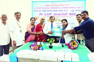 32 ಲಕ್ಷ ರೂಪಾಯಿ ಮೌಲ್ಯದ ಶಸ್ತ್ರಚಿಕಿತ್ಸಾ ಹಾಗೂ ಔಷಧಿ ಉಪಕರಣಗಳನ್ನು ಹಸ್ತಾಂತರ ವೈದ್ಯರು ಗ್ರಾಮೀಣ ಭಾಗದಲ್ಲಿ ಸೇವೆ ಸಲ್ಲಿಸಿದಾಗ ಮಾತ್ರ ಆರೋಗ್ಯವಂತ ಸಮಾಜ ನಿರ್ಮಾಣ ಸಾಧ್ಯ
