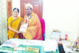 ಸಮಾಜಮುಖಿ ಚಿಂತಕ ಶ್ರೀಯುತ ತಿಪ್ಪಣ್ಣಪ್ಪ ಕಮಕನೂರ ಅವರಿಗೆ  ಇಂದುಸಂಜೆ ಪತ್ರಿಕೆಯ ವ್ಯವಸ್ಥಾಪಕ ಸಂಪಾದಕರಾದ  ಡಾ.ಜಿ.ವೈ. ಪದ್ಮನಾಗರಾಜು ಅವರು ಅಭಿನಂದಿಸಿದ ಕ್ಷಣ