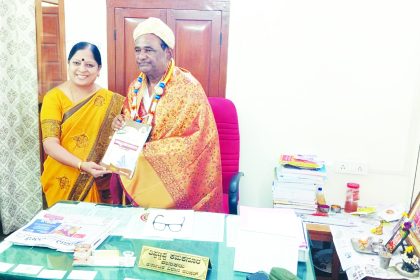 ಸಮಾಜಮುಖಿ ಚಿಂತಕ ಶ್ರೀಯುತ ತಿಪ್ಪಣ್ಣಪ್ಪ ಕಮಕನೂರ ಅವರಿಗೆ  ಇಂದುಸಂಜೆ ಪತ್ರಿಕೆಯ ವ್ಯವಸ್ಥಾಪಕ ಸಂಪಾದಕರಾದ  ಡಾ.ಜಿ.ವೈ. ಪದ್ಮನಾಗರಾಜು ಅವರು ಅಭಿನಂದಿಸಿದ ಕ್ಷಣ