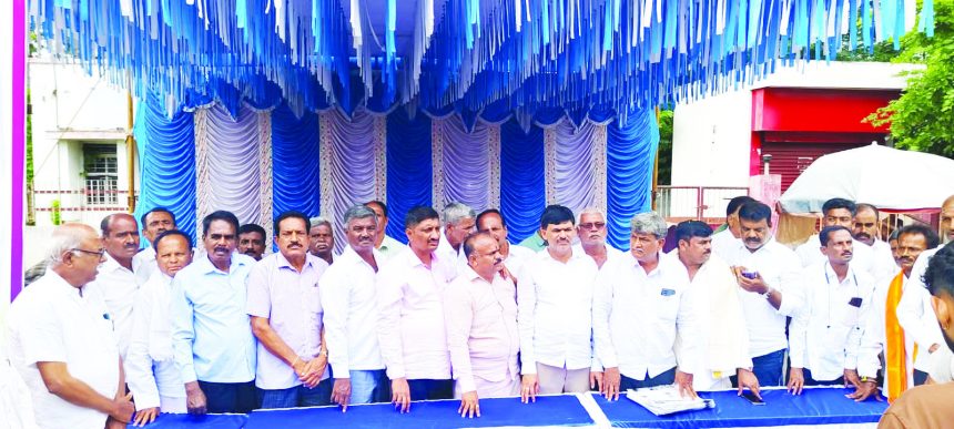 ಸಿಎಂ ಆಗಿ ಪ್ರಮಾಣ ವಚನ ಸ್ವೀಕಾರ:  ಮಳವಳ್ಳಿ ಪಟ್ಟಣದಲ್ಲಿ ಡಿಕೆಶಿ ಅಭಿಮಾನಿಗಳಿಂದ ಸಂಭ್ರಮ