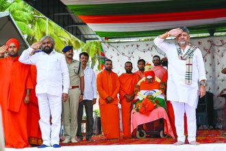 ಸರ್ಕಾರಿ ಗೌರವಗಳೊಂದಿಗೆ ಸ್ವಾಮೀಜಿಗಳಿಗೆ ಅಶ್ರುತರ್ಪಣ