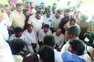 ಮೃತ ಶಿವಣ್ಣನ ಮನೆಗೆ ಸಚಿವ, ಸಂಸದ, ಶಾಸಕರ ಭೇಟಿ, ಕುಟುಂಬಕ್ಕೆ ಸಾಂತ್ವನ