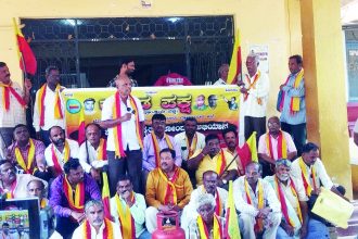 ಬೆಲೆ ಏರಿಕೆ ನಿಯಂತ್ರಿಸುವಲ್ಲಿ ಕೇಂದ್ರ ಸರ್ಕಾರ ವಿಫಲ ತೈಲ ಬೆಲೆ ಏರಿಕೆ ವಿರುದ್ಧ ಆಕ್ರೋಶ | ದೊಡ್ಡಬಳ್ಳಾಪುರದಲ್ಲಿ ಕನ್ನಡ ಪಕ್ಷದಿಂದ ಪ್ರತಿಭಟನೆ