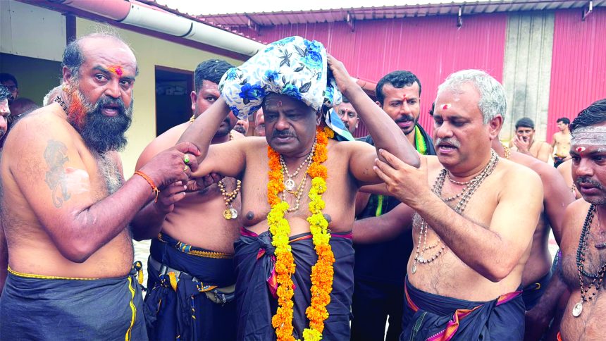 ಅಯ್ಯಪ್ಪನ ಮಾಲೆ ಧರಿಸಿ  ಎಚ್‌ಡಿಕೆಯಿಂದ ಶಬರಿಮಲೆ ಯಾತ್ರೆ