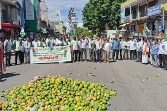 ರೈತರ ನೆರವಿಗೆ ಧಾವಿಸಲು ನಿರ್ಲಕ್ಷ್ಯ ತೋರುತ್ತಿರುವ ಸರ್ಕಾರಗಳ ವಿರುದ್ಧ ಪ್ರತಿಭಟನೆ