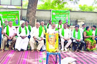 ಬದುಕಿರುವ ರೈತನನ್ನು ಸತ್ತನೆಂದು ಪೌತಿ ಖಾತೆ: ಅಧಿಕಾರಿಗಳ ವಿರುದ್ಧ ಕ್ರಮಕ್ಕೆ ಆಗ್ರಹ ರಾಷ್ಟ್ರೀಯ ಕಿಸಾನ್ ಸಂಘದ ಪ್ರತಿಭಟನೆ; ಕೆರೆ ಒತ್ತುವರಿ ತೆರವು, ಭ್ರಷ್ಟಾಚಾರ ನಿಯಂತ್ರಣಕ್ಕೆ ಒತ್ತಾಯ