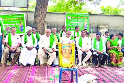 ಬದುಕಿರುವ ರೈತನನ್ನು ಸತ್ತನೆಂದು ಪೌತಿ ಖಾತೆ: ಅಧಿಕಾರಿಗಳ ವಿರುದ್ಧ ಕ್ರಮಕ್ಕೆ ಆಗ್ರಹ ರಾಷ್ಟ್ರೀಯ ಕಿಸಾನ್ ಸಂಘದ ಪ್ರತಿಭಟನೆ; ಕೆರೆ ಒತ್ತುವರಿ ತೆರವು, ಭ್ರಷ್ಟಾಚಾರ ನಿಯಂತ್ರಣಕ್ಕೆ ಒತ್ತಾಯ