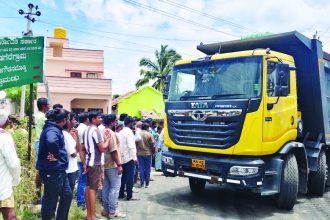 ಲಾರಿಗಳನ್ನು ಅಡ್ಡಗಟ್ಟಿದ ಹೆಗ್ಗಡಗೆರೆ ಗ್ರಾಮಸ್ಥರು : ಗ್ರಾಮಸ್ಥರೊಂದಿಗೆ ಕ್ರಷರ್ ಮತ್ತು ಲಾರಿ ಮಾಲೀಕರ ಸಂಧಾನ ಸಭೆ ವಿಫಲ | ಪೊಲೀಸರ ನೆರವಿನಿಂದ ಲಾರಿಗಳ ಸಂಚಾರ ಆರಂಭ