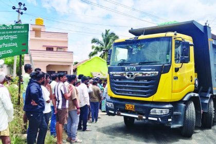 ಲಾರಿಗಳನ್ನು ಅಡ್ಡಗಟ್ಟಿದ ಹೆಗ್ಗಡಗೆರೆ ಗ್ರಾಮಸ್ಥರು : ಗ್ರಾಮಸ್ಥರೊಂದಿಗೆ ಕ್ರಷರ್ ಮತ್ತು ಲಾರಿ ಮಾಲೀಕರ ಸಂಧಾನ ಸಭೆ ವಿಫಲ | ಪೊಲೀಸರ ನೆರವಿನಿಂದ ಲಾರಿಗಳ ಸಂಚಾರ ಆರಂಭ