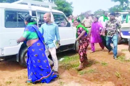 ಜಿಬಿಡಿಎ ಅಧಿಕಾರಿಗಳ ಮೇಲೆ ಪೊರಕೆಯಿಂದ ಹಲ್ಲೆ ಮಾಡಿದ ರೈತ ಮಹಿಳೆಯರು