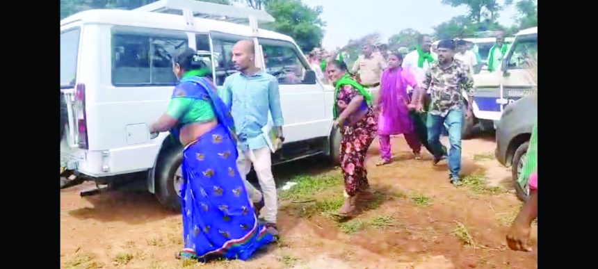ಜಿಬಿಡಿಎ ಅಧಿಕಾರಿಗಳ ಮೇಲೆ ಪೊರಕೆಯಿಂದ ಹಲ್ಲೆ ಮಾಡಿದ ರೈತ ಮಹಿಳೆಯರು