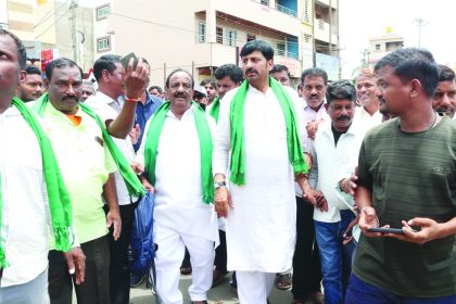 ಕರ್ಣಾಟಬಲಂ ಅಜೇಯಂ ಚಿತ್ರಕ್ಕೆ  ನವಲಗುಂದದ ರೈತ ಹುತಾತ್ಮರ ದಿನಾಚರಣೆಯ ನೈಜ ಚಿತ್ರಣ
