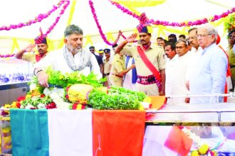 ಎಚ್.ಹನುಮಂತಪ್ಪ ನವರ ಅಂತ್ಯಕ್ರಿಯೆಯಲ್ಲಿ ಮುಖ್ಯಮಂತ್ರಿ ಡಿಕೆಶಿ