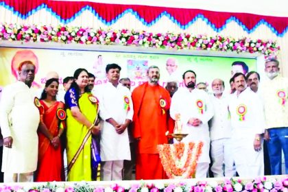 ಚಿತ್ರದುರ್ಗದಲ್ಲಿ ಸಹಕಾರಿ ಬ್ಯಾಂಕ್ ಸ್ಥಾಪಿಸೋಣ ಗಾಣಿಗ ಸಂಘದ ವಿದ್ಯಾರ್ಥಿಗಳಿಗೆ ಪ್ರತಿಭಾ ಪುರಸ್ಕಾರ ಕಾರ್ಯಕ್ರಮದಲ್ಲಿ  ಮಾಜಿ ಉಪಮುಖ್ಯಮಂತ್ರಿ ಲಕ್ಷ÷್ಮಣ್ ಸವದಿ ಕರೆ