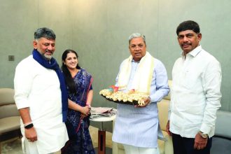 ಸಂಪುಟ ವಿಸ್ತರಣೆಗೆ ಸಿದ್ಧತೆ? ಮಾಜಿ ಸಿಎಂ ಸಿದ್ದರಾಮಯ್ಯ ಭೇಟಿಯಾದ ಸಿಎಂ ಡಿಕೆಶಿ
