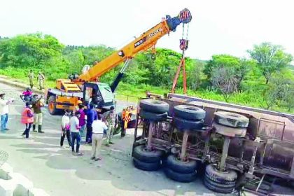 ಚಾಲಕನ ನಿಯಂತ್ರಣ ತಪ್ಪಿ ಲಾರಿ ಪಲ್ಟಿ ಅನಿಲ ಸೋರಿಕೆ, ಸ್ಥಳೀಯರಲ್ಲಿ ಆತಂಕ