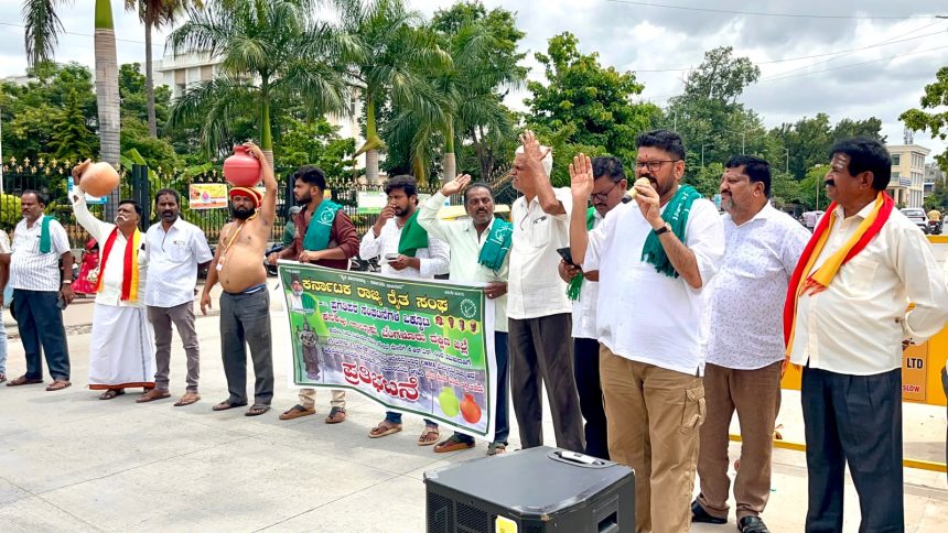ತಮಿಳುನಾಡಿಗೆ ನೀರು ಬಿಡಬಾರದೆಂದು ಆಗ್ರಹಿಸಿ  ಕನಕಪುರದಲ್ಲಿ ಖಾಲಿ ಕೊಡ ಹಿಡಿದು ರಸ್ತೆ ತಡೆದು ಪ್ರತಿಭಟನೆ